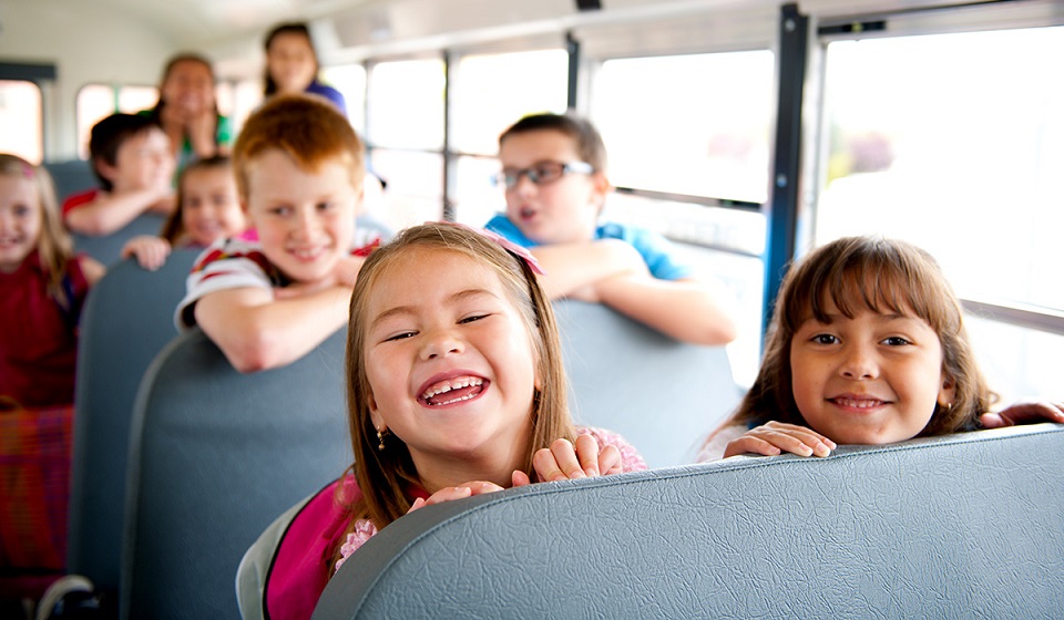 Bảo vệ trẻ em an toàn trên xe bus trường học